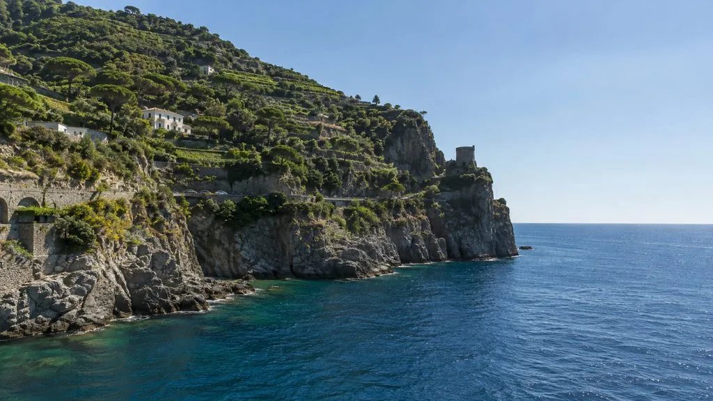 L'imbarcadero si trova all'estremità destra della Spiaggia Grande, in Via del Brigantino