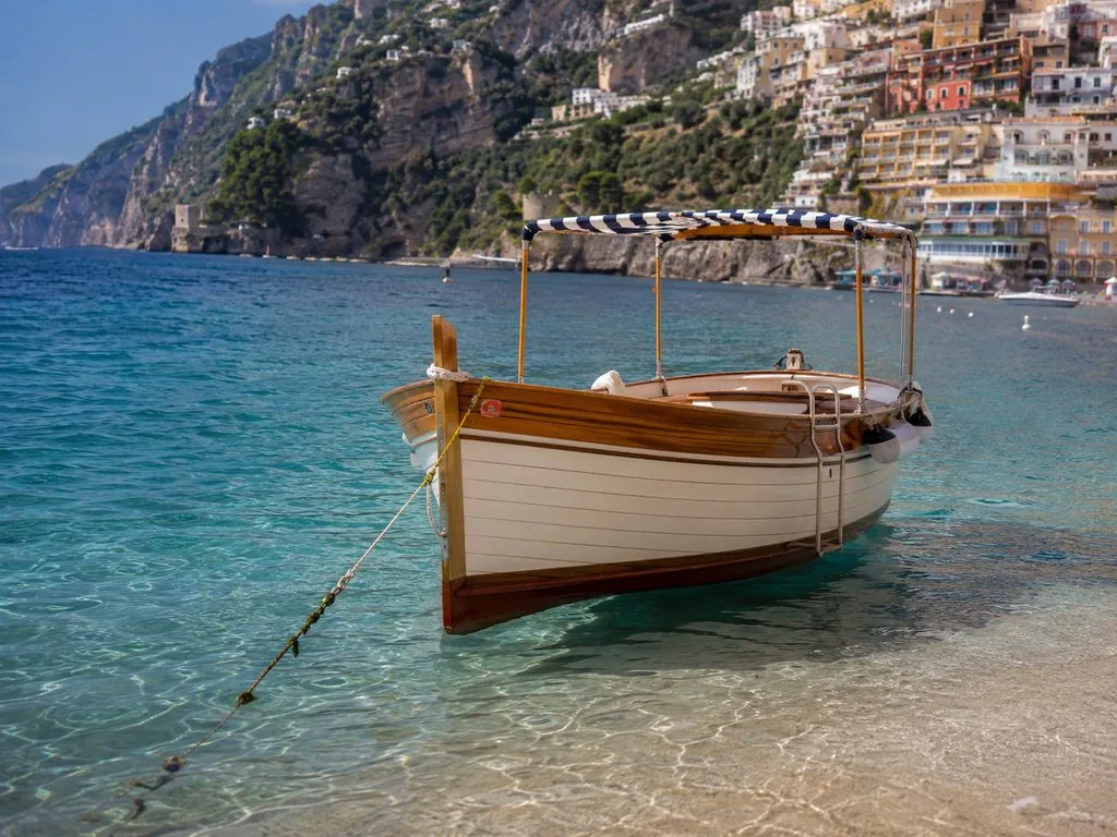 Un tradizionale gozzo in legno, il tipo usato per i charter che partono da Positano