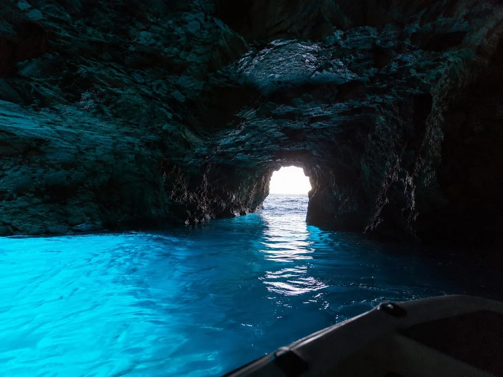 Una grotta marina della Costiera Amalfitana vista dall'acqua