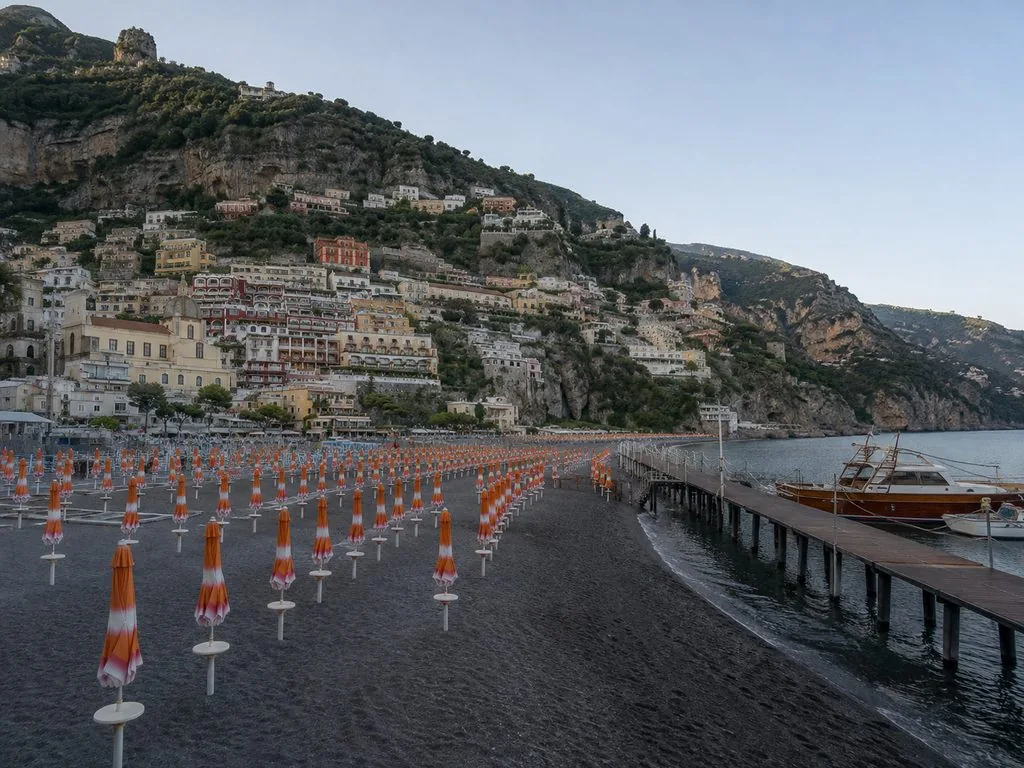 La Spiaggia Grande e il molo di Positano, da dove partono tutte le barche