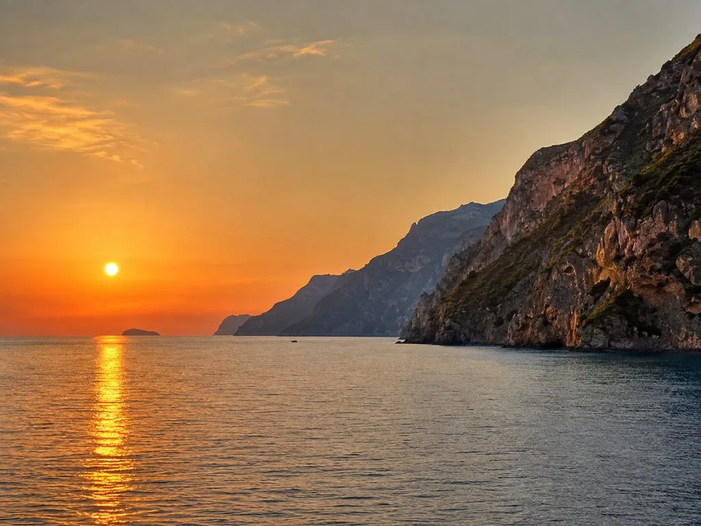 La Costiera Amalfitana vista da una barca durante la gita al tramonto