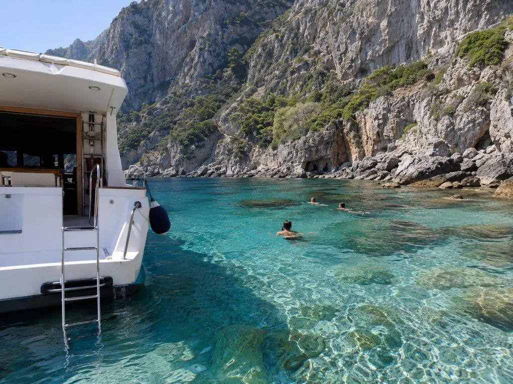 Una sosta per il bagno in una caletta raggiungibile solo in barca